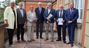 Kreispräsidentin Petra Kirner, Wolfgang Kopp, Petra Stock, Ministerpräsident Peter Harry Carstensen, Jörg Ehlers, Jürgen Wulf und Landrat Timo Gaarz (v. lks.).