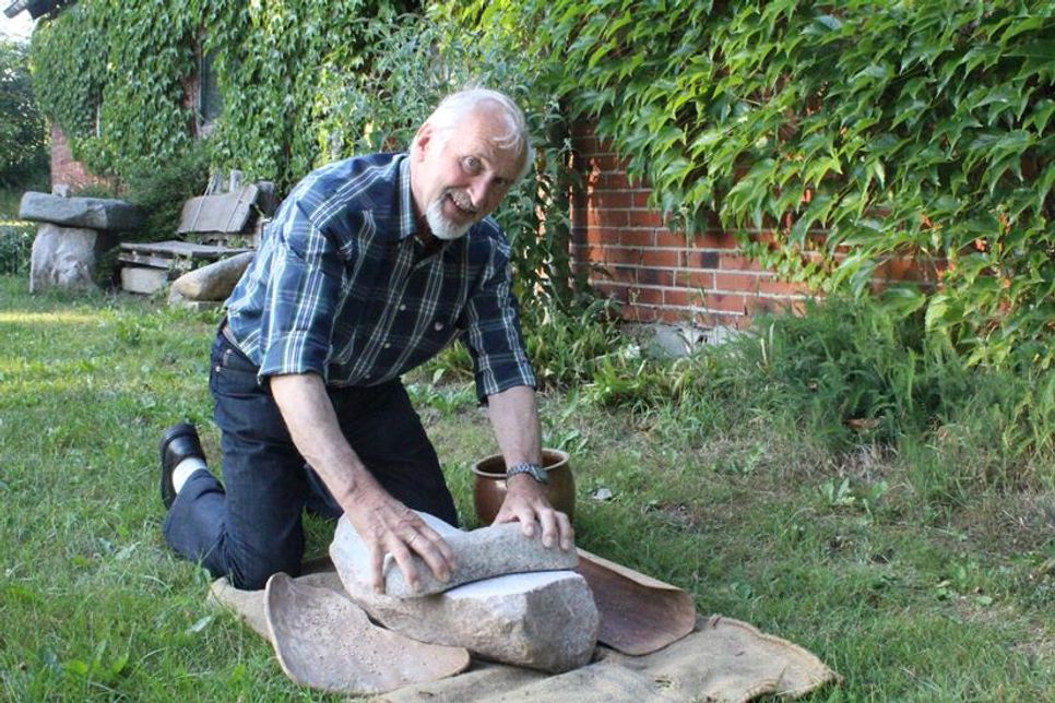 Mit Schrot und Korn kennt sich Rolf Seidel aus und wird veranschaulichen, wie man schon vor tausenden von Jahren das goldene Korn zum weißen Mehl machte.