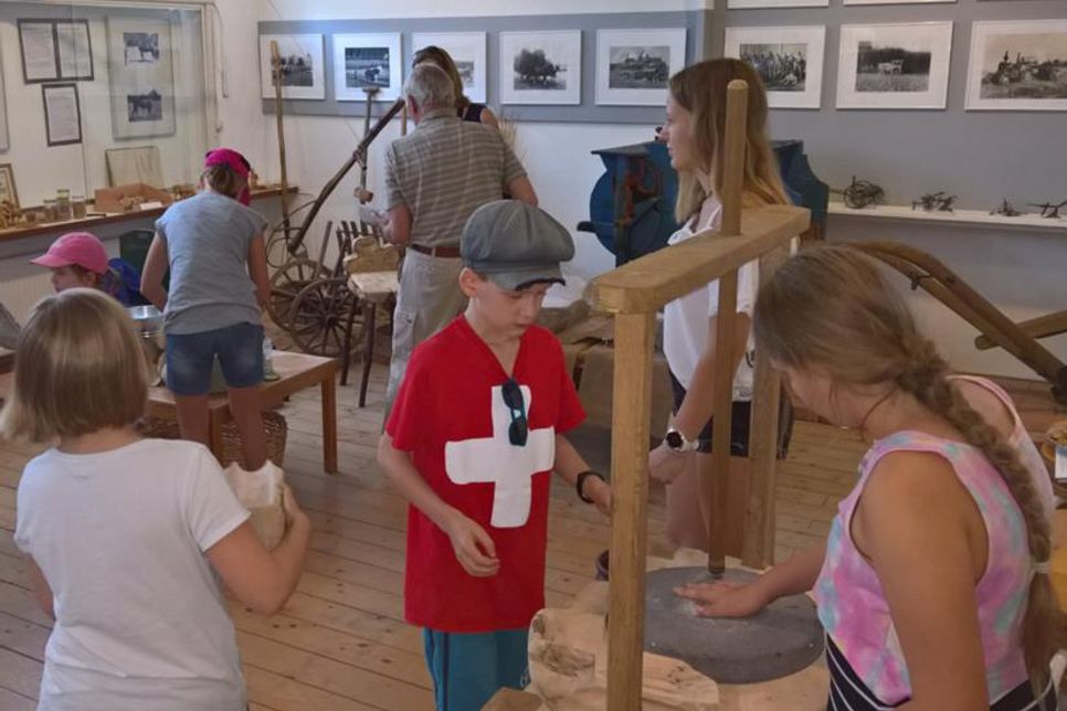 Im Dorf- und Schulmuseum kann man sich an Mahlsteinen, einer Grützmühle oder einer Klotzmühle versuchen.
