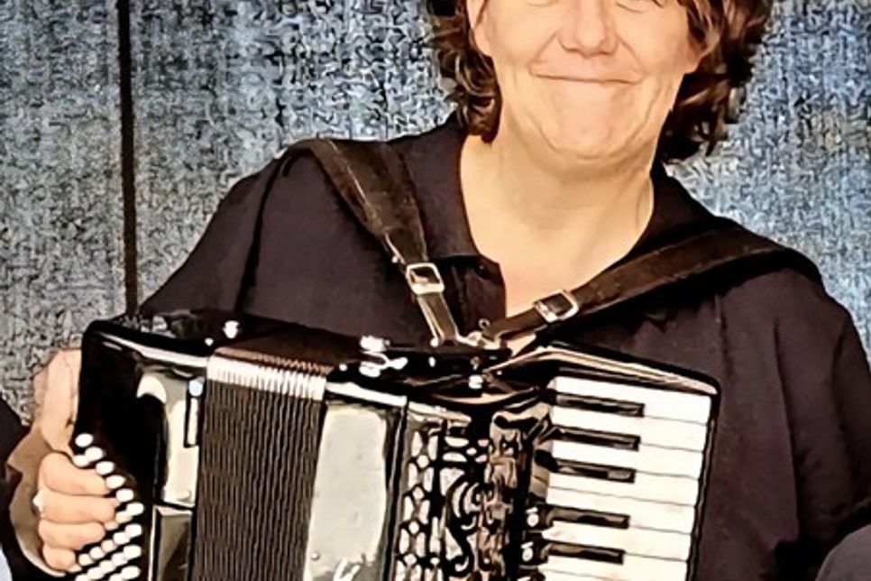 Die erste Vorsitzende Tanja Bednarzik aus Dahme gehört dem Verein seit der Gründung vor 45 Jahren an und engagiert sich mit außergewöhnlichem Einsatz für das Orchester - sowohl als Musikerin als auch als Organisatorin. Mit viel Herzblut, großem Management- und Koordinationstalent sowie ihrer besonderen Stärke bei den Konzertansagen prägt sie den Verein seit vielen Jahren maßgeblich. Als echte Brückenbauerin hält sie die langjährige Freundschaft zwischen den Spielern lebendig und verbindet Menschen durch Musik und Gemeinschaft.