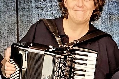 Die erste Vorsitzende Tanja Bednarzik aus Dahme gehört dem Verein seit der Gründung vor 45 Jahren an und engagiert sich mit außergewöhnlichem Einsatz für das Orchester - sowohl als Musikerin als auch als Organisatorin. Mit viel Herzblut, großem Management- und Koordinationstalent sowie ihrer besonderen Stärke bei den Konzertansagen prägt sie den Verein seit vielen Jahren maßgeblich. Als echte Brückenbauerin hält sie die langjährige Freundschaft zwischen den Spielern lebendig und verbindet Menschen durch Musik und Gemeinschaft.
