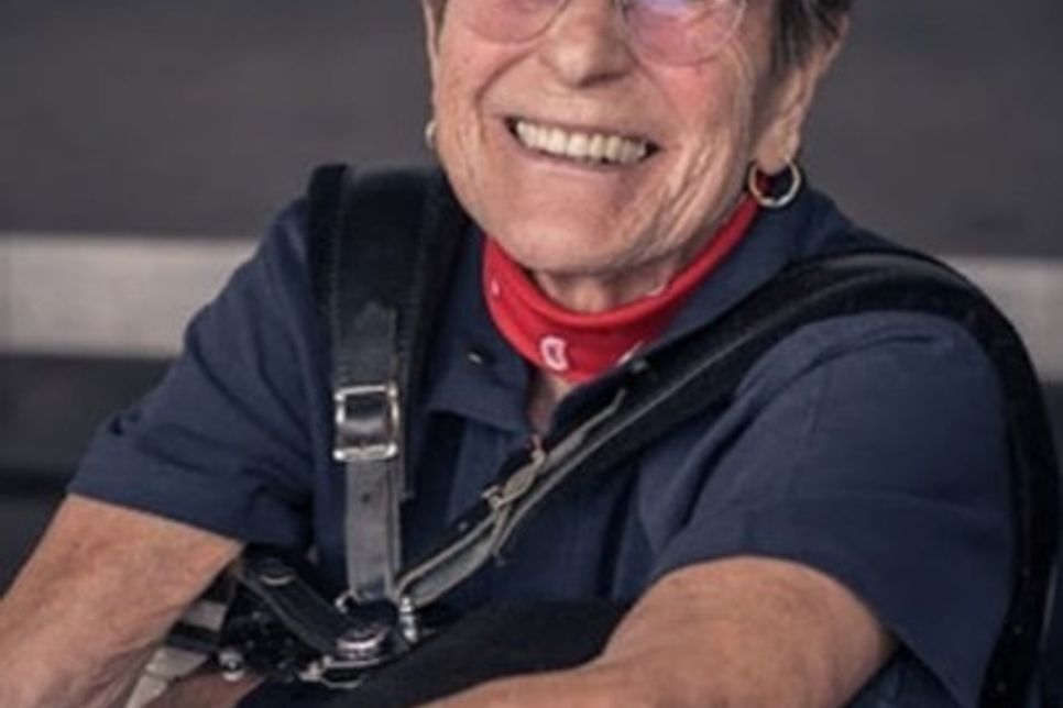 Regina Skopyrla aus Neustadt prägt die Geschichte der Ostseekrabben seit vielen Jahren. Sie gehört dem Verein seit 45 Jahren an, ist bis heute aktive Spielerin und feiert in diesem Jahr ihren 87. Geburtstag. Darüber hinaus ist sie ebenfalls seit 72 Jahren aktives Mitglied im Volkstanzkreis Neustadt und verkörpert damit auf besondere Weise die langjährige Verbindung zwischen Musik, Brauchtum und Gemeinschaft. Ihr Engagement und ihre Begeisterung stehen beispielhaft für den Zusammenhalt innerhalb des Orchesters.