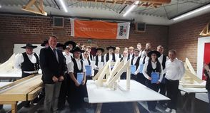 Die erfolgreichen Auszubildenden im Beruf des Zimmerers mit Obermeister Ralf Hoffmann (2. v. lks., vorne).