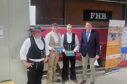 Die beiden Innungsbesten Yannick Klesny (2. v. lks.) sowie Marlon Bannert (2. v. re.) mit Obermeister Ralf Hoffmann (re.) und dem stellvertretenden Obermeister Klaus-Hinrich Witt (lks.).