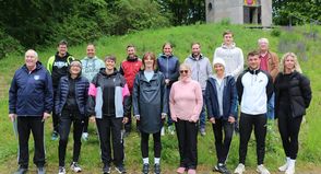 Die ausgebildeten Sportabzeichen-Prüferinnen und -Prüfer mit Günter Frentz, langjähriger Sportabzeichen-Obmann beim Kreissportverband Ostholstein (vorne lks.). (Foto: Carsten Stender, Kreissportverband Ostholstein)