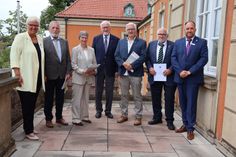 Kreispräsidentin Petra Kirner, Wolfgang Kopp, Petra Stock, Ministerpräsident Peter Harry Carstensen, Jörg Ehlers, Jürgen Wulf und Landrat Timo Gaarz (v. lks.).