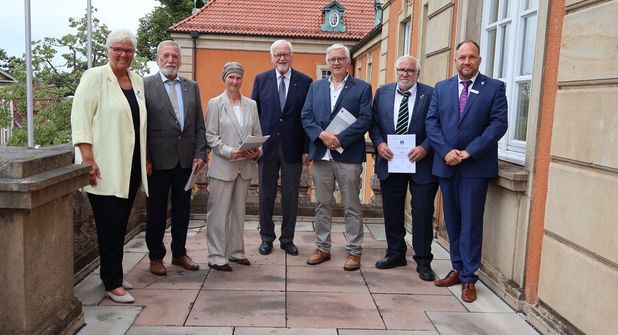 Kreispräsidentin Petra Kirner, Wolfgang Kopp, Petra Stock, Ministerpräsident Peter Harry Carstensen, Jörg Ehlers, Jürgen Wulf und Landrat Timo Gaarz (v. lks.).