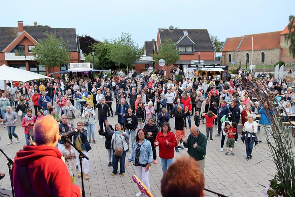 Eine stimmungsvolle, musikalische Atmosphäre unter freiem Himmel können Besucherinnen und Besucher am Mittwochabend genießen. (Foto: Christian Lück)
