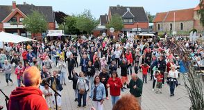 Eine stimmungsvolle, musikalische Atmosphäre unter freiem Himmel können Besucherinnen und Besucher am Mittwochabend genießen. (Foto: Christian Lück)