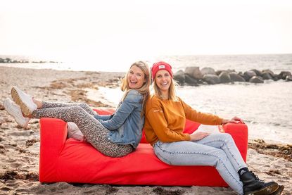 Mit diesem Foto sind die Ostsee-Perlen Gesche Muchow (lks.) und Kristina Kolbe vor fünf Jahren mit dem neuen reporter-Podcast angetreten und mit diesem Foto nehmen sie heute (vorerst) Abschied.