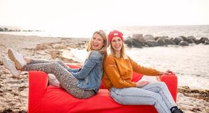 Mit diesem Foto sind die Ostsee-Perlen Gesche Muchow (lks.) und Kristina Kolbe vor fünf Jahren mit dem neuen reporter-Podcast angetreten und mit diesem Foto nehmen sie heute (vorerst) Abschied.