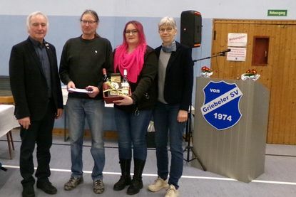 Die 1. Vorsitzende des Kreissportverbandes Ostholstein, Birgit Kamrath-Beyer (re.) und Nadine Kleinfeld vom Festausschuss sowie Vorstandsmitglied des KSV OH, Jürgen Fischer (lks.), verabschieden den langjährigen stellvertretenden Vorsitzenden Dirk Butenhoff.