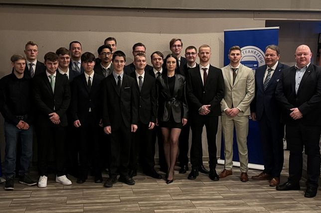 Die Gesellen mit Festredner Karsten Alwast und Innungsobermeister Björn Bigga (re.).