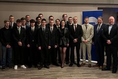 Die Gesellen mit Festredner Karsten Alwast und Innungsobermeister Björn Bigga (re.).