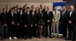 Die Gesellen mit Festredner Karsten Alwast und Innungsobermeister Björn Bigga (re.).