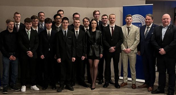 Die Gesellen mit Festredner Karsten Alwast und Innungsobermeister Björn Bigga (re.).