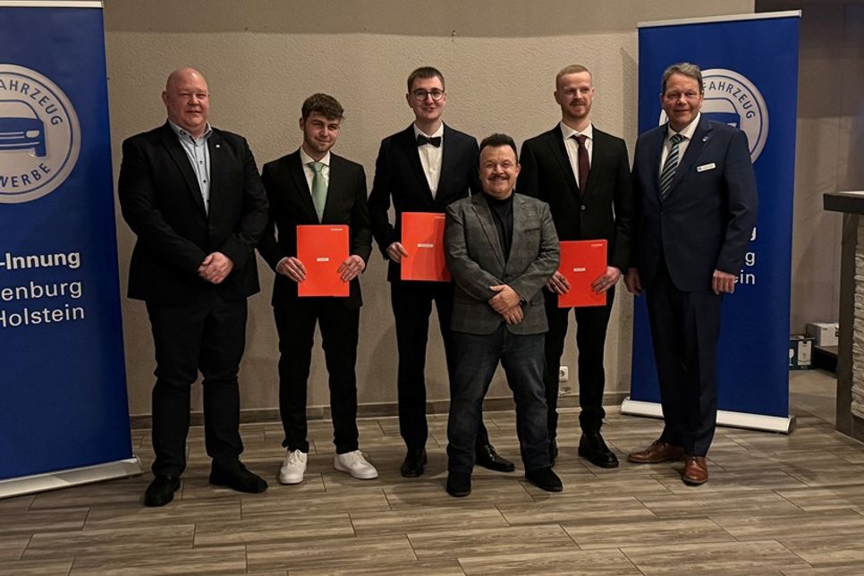 Jens Kus (Verkaufshausleitung der Firma Matthies Autoteile Kiel) überreichte den drei Innungsbesten verbunden mit herzlichen Gratulationen Wertgutscheine für Fort- und Weiterbildungen in Kiel. Über die großzügige Förderung freuten sich die Gesellen Lenz Aron Kristof, Lasse Kock und Max Sievers. Mit auf dem Bild: Innungsobermeister Björn Bigga (lks.) und Festredner Karsten Alwast (re.).