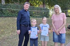 Bürgermeister Michael Robien und Büchereileiterin Turit Flohr mit den beiden Grundschul-Lesekönigen Philippa von Fallois (2. v. re.) und Bennet Schönhoff.