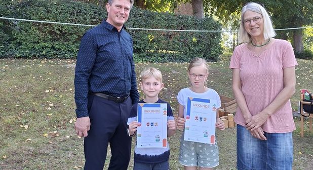 Bürgermeister Michael Robien und Büchereileiterin Turit Flohr mit den beiden Grundschul-Lesekönigen Philippa von Fallois (2. v. re.) und Bennet Schönhoff.