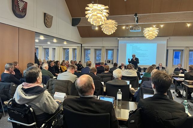 Rund 100 Bürgerinnen und Bürger waren zur letzten Sitzung des Jahres erschienen.