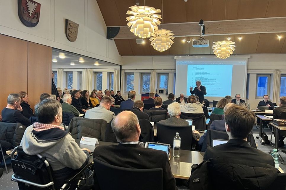 Rund 100 Bürgerinnen und Bürger waren zur letzten Sitzung des Jahres erschienen.