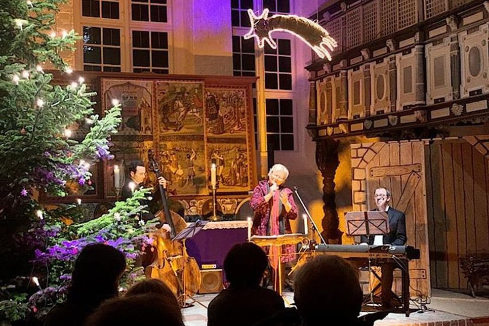 Lene Krämer mit Band in der Kirche.