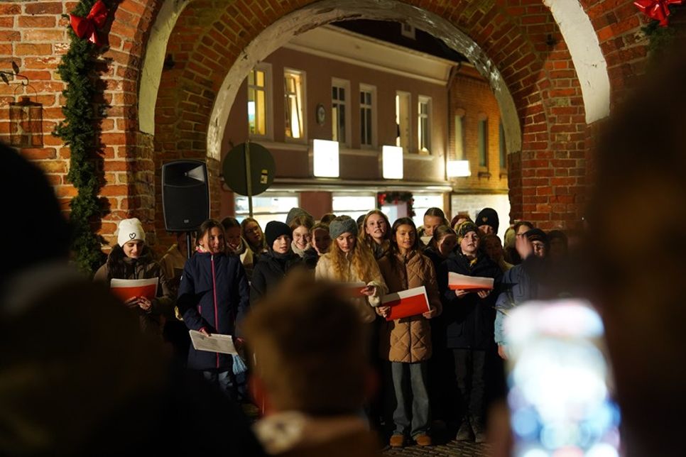 Der Chor der Jacob-Lienau-Schule sorgte für eine stimmungsvolle Umrahmung der Türchenöffnung.