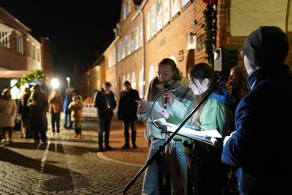 Die Schülerinnen trugen außerdem eine weihnachtliche Geschichte vor.