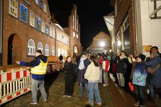 Die Schülerinnen der 7d durften an den Schnüren ziehen und somit ihr „Weihnachtschaos“ preisgeben.