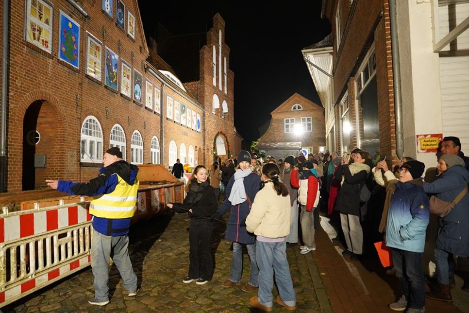 Die Schülerinnen der 7d durften an den Schnüren ziehen und somit ihr „Weihnachtschaos“ preisgeben.