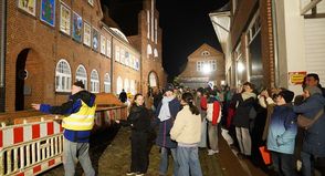 Die Schülerinnen der 7d durften an den Schnüren ziehen und somit ihr „Weihnachtschaos“ preisgeben.