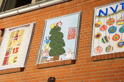 Hier sorgen die kleinen Wichtel für reichlich Weihnachtschaos.