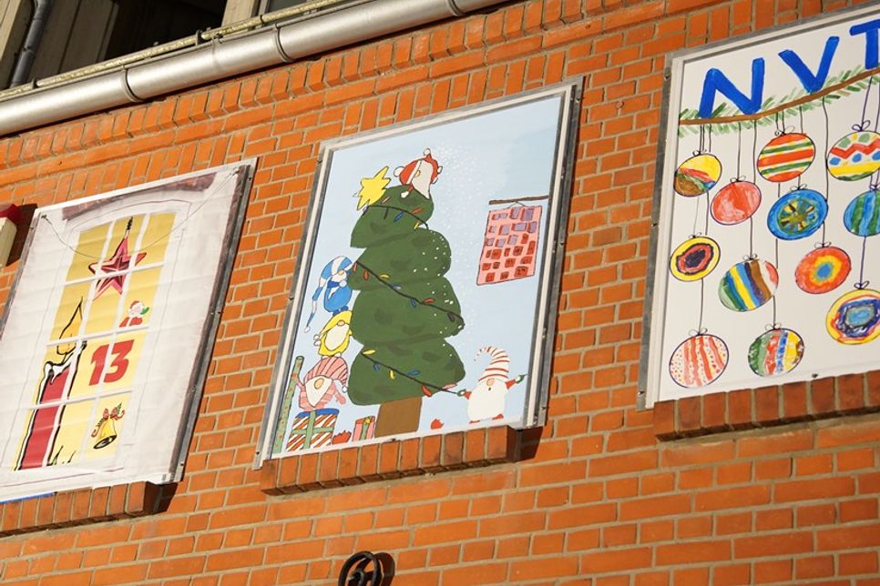 Hier sorgen die kleinen Wichtel für reichlich Weihnachtschaos.