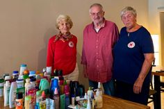 Spendenübergabe mit Ursula Friess, DRK Mitglied Dahme, Olf Leder, 1. Vorsitzender der Tafel Neustadt, und Brunhilde Grabe, DRK Mitglied Dahme (v. lks.).