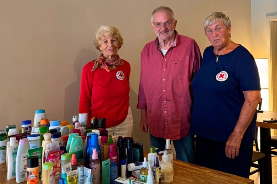 Spendenübergabe mit Ursula Friess, DRK Mitglied Dahme, Olf Leder, 1. Vorsitzender der Tafel Neustadt, und Brunhilde Grabe, DRK Mitglied Dahme (v. lks.).