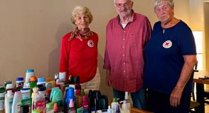 Spendenübergabe mit Ursula Friess, DRK Mitglied Dahme, Olf Leder, 1. Vorsitzender der Tafel Neustadt, und Brunhilde Grabe, DRK Mitglied Dahme (v. lks.).