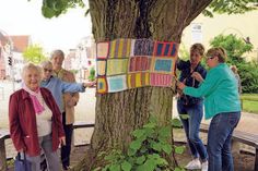 Hingucker zum Schusterfest: Die Knüddelclub-Damen haben der Linde am Wasserstein einen Schal verpasst. Margit Janz (v.re.), Karin Hinrichs, Thea Kehding, Irmgard Lohse und Dorchen Triphan.