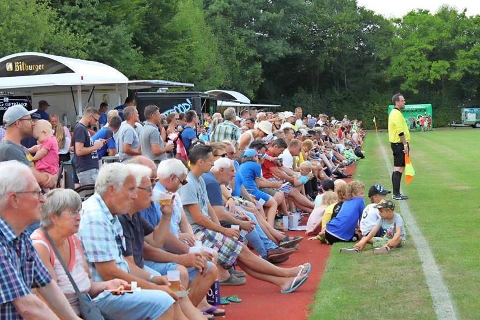 Spannender Fußball mit bestem Blick auf den Platz.