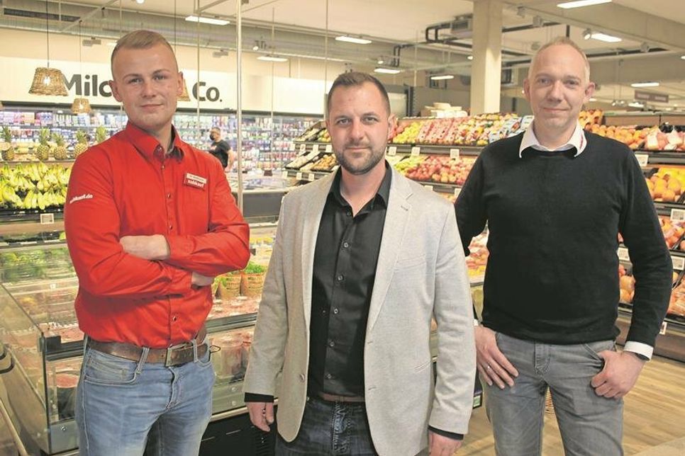 Begeistert vom Eröffnungstag in Kellenhusen: Marktleiter Niko Massmann, Denis Schlüter und Verkaufsleiter Mathias Hamer (v. lks.).