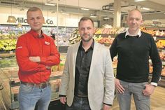 Begeistert vom Eröffnungstag in Kellenhusen: Marktleiter Niko Massmann, Denis Schlüter und Verkaufsleiter Mathias Hamer (v. lks.).
