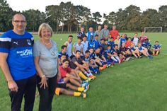Trainer Frank Müller (lks.) mit der Bundestagsabgeordneten Bettina Hagedorn, den A-Jugendspielern des TSV Lensahn sowie Vertretern des Vereins und der Gemeinde.