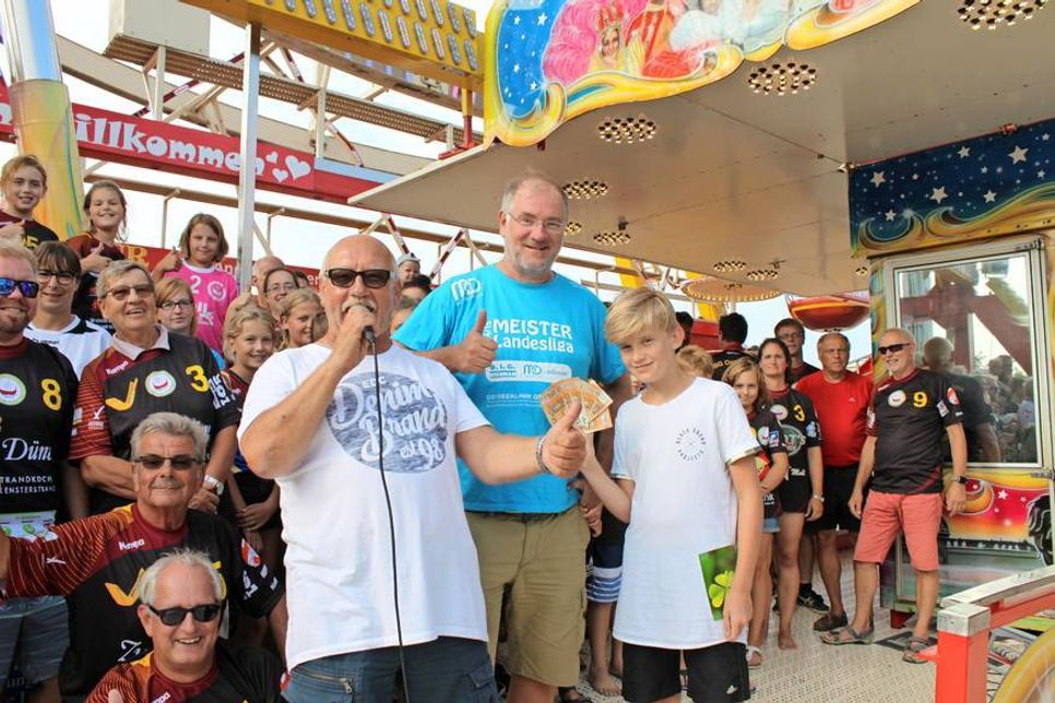 Vereinsvorsitzender Jan-Eric Hertwig (Mi.) bekam von Riesenrad-Betreiber Frank Domke (lks.) den Wetteinsatz von 300 Euro überreicht.