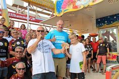 Vereinsvorsitzender Jan-Eric Hertwig (Mi.) bekam von Riesenrad-Betreiber Frank Domke (lks.) den Wetteinsatz von 300 Euro überreicht.