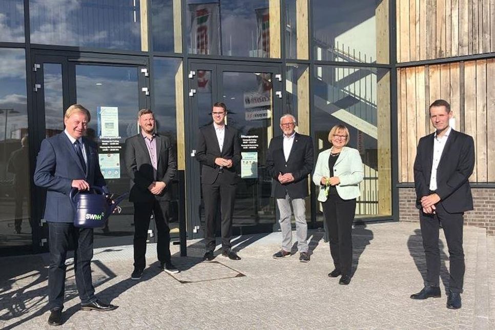 Haushaltspolitiker Ingo Gädechens (MdB), Lars Arne Beilfuß (Technik Gas-Wasser-Wärme), Sebastian Schmidt (1. Stadtrat Stadt Neustadt), Otto Stoehr, (stellv. Vorsitzender des Stadtwerkeausschusses), Vera Litzka (Werkleitung Stadtwerke Neustadt), Michael Scherf (Leitung Technik Elektrizität und Glasfaser) (v. lks.).