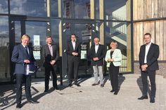Haushaltspolitiker Ingo Gädechens (MdB), Lars Arne Beilfuß (Technik Gas-Wasser-Wärme), Sebastian Schmidt (1. Stadtrat Stadt Neustadt), Otto Stoehr, (stellv. Vorsitzender des Stadtwerkeausschusses), Vera Litzka (Werkleitung Stadtwerke Neustadt), Michael Scherf (Leitung Technik Elektrizität und Glasfaser) (v. lks.).