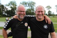 Jugendkoordinator Frank Schilling (lks.) und Trainer Ronny Mittag setzen sich für die Fußballjugend ein.