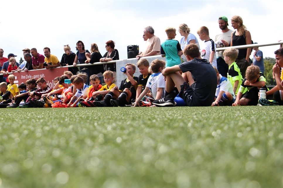 Eltern und die pausierenden Mannschaften verfolgten die "Weltmeisterschaft" vom Spielfeldrand.