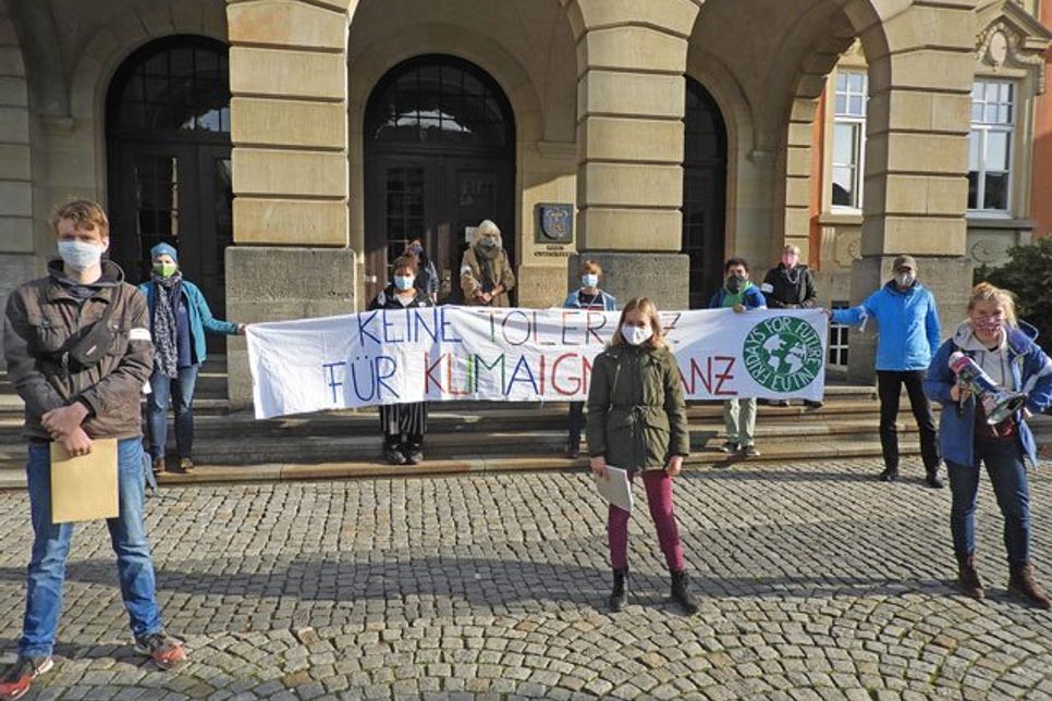 Vor dem Kreishaus trafen sich Mitglieder der Fridays for future und der Parents for future Ende Oktober zu einer Mahnwache und übergaben anschließend einen Forderungskatalog.