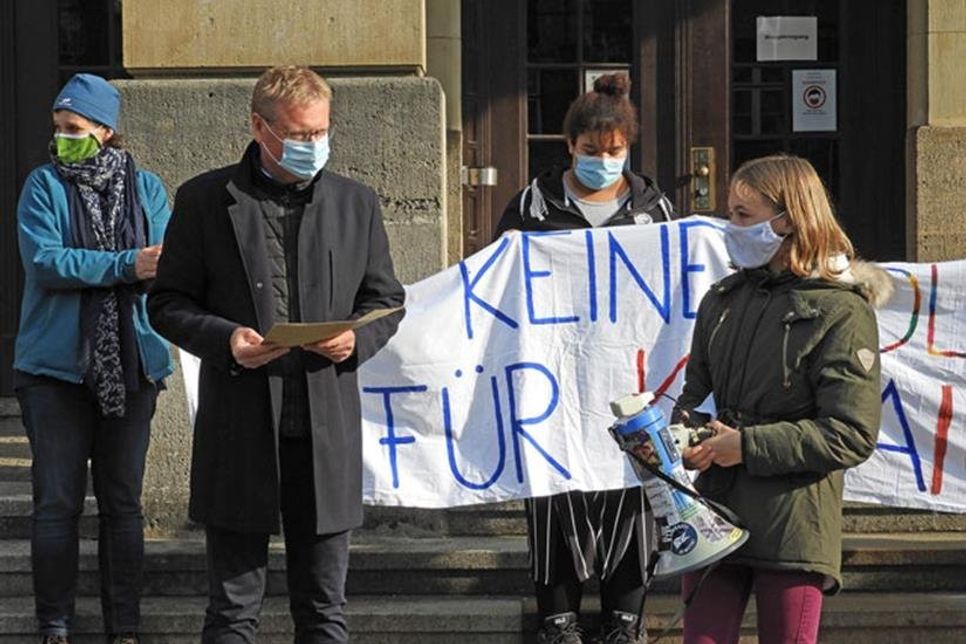 Vor dem Kreishaus trafen sich Mitglieder der Fridays for future und der Parents for future Ende Oktober zu einer Mahnwache und übergaben anschließend einen Forderungskatalog.