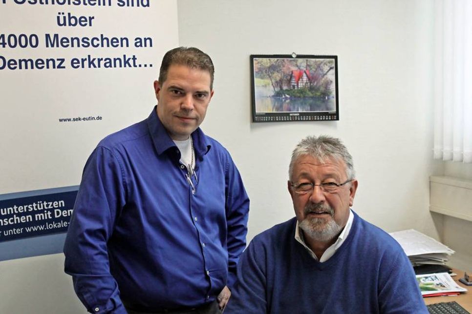 Jochen Gust, Demenzbeauftragter des Sankt Elisabeth Kranken-hauses (lks.)  und Christian Burgdorf (r.), Leiter des Sozialdienstes des Sankt Elisabeth Krankenhaus Eutin.
